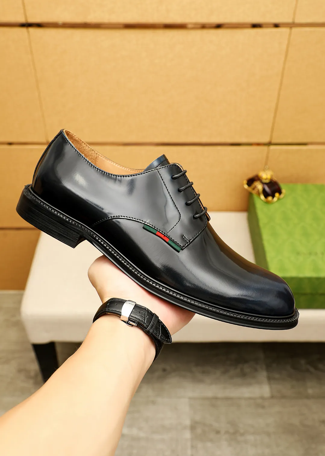 Men's shoes 💰520 💐 Product trademark: GUCCI "Gucci" business leather shoes Regular size: 38-44 (45.46🉑️customized) Product materials: Selected imported first-layer open-edge beaded cowhide leather upper, imported water-dyed cowhide leather lining. Strong three-dimensional visual effect, original outsole Color: 4⃣️colors available